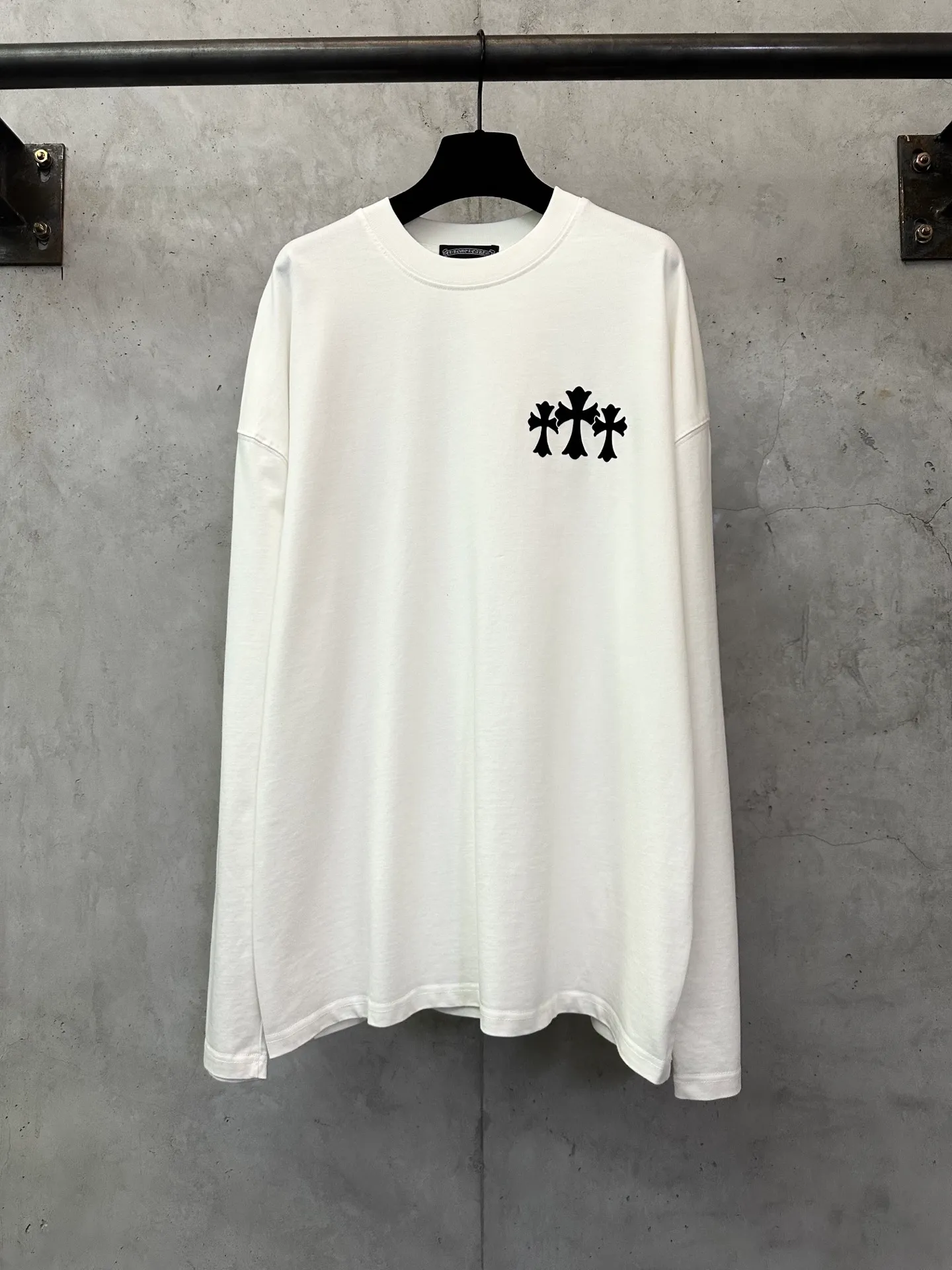 P300 Chrome Hearts 25ss flocked logo letter round neck long-sleeved T-shirt. Fabric is high-definition, super heavyweight cotton, double yarn compact Xinjiang cotton. Weight: 320 grams. Clean cloth surface. Clear cloth texture. Tight feel. Stiff. High color fastness. No deformation. No discoloration. Customized hardware. Thread. Accessories. Alignment. Same style for men and women. -Color: Black White -Size: XS S M L
